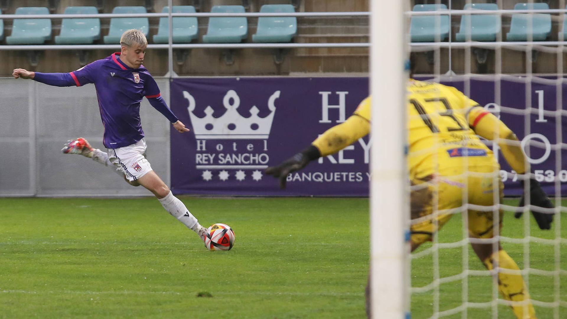 El Palencia CF pierde ante el Bembibre, que se adaptó mejor a la